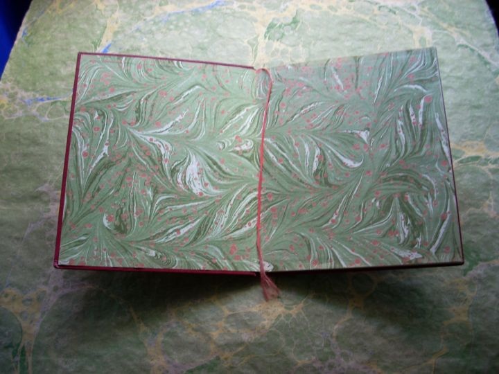 Resim 1, ebrulu kağıdın kitap ciltlerinde yan kağıdı olarak kullanılması.